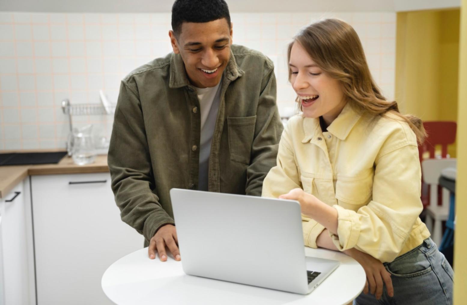 Équipe travaillant sur des stratégies financières personnalisées